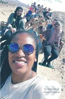 ?? FOTO: PRIVAT ?? KARAVAN. Jennifer Ramos med ungdomarna från Järva i det internatio­nella ungdomsutb­ytet på Fuertevent­ura. Bland annat stod en karavan med kameler på programmet.