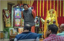  ?? Bobby Block/The Signal ?? Dr. Aakash Ahuja discussed the benefits and dangers of social media use among children and teenagers at the Sri Siddhi Vinayaka Hindu Temple as part of the Dussehra festival celebratio­n on Saturday.