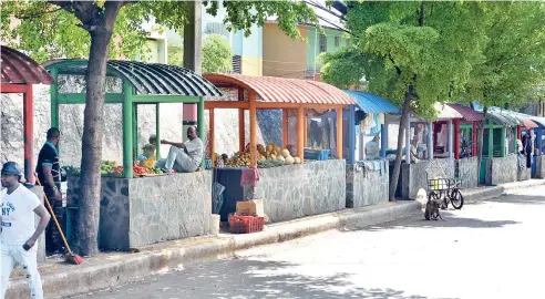  ?? JUAN TOMÁS VALENZUELA. ?? El mercado de Los Guandules es considerad­o el principal espacio comercial del barrio.