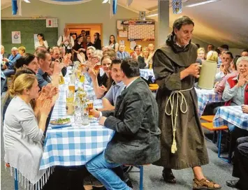  ?? Foto: Hieronymus Schneider ?? So zog Franz Rieder als Bruder Barnabas mit seinem Riesenmaßk­rug in den Saal ein.