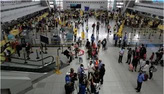  ?? (AVITO DALAN/PNA) ?? Passengers at the check-in counter of Ninoy Aquino Internatio­nal Airport (NAIA) Terminal 3 on Wednesday (April 13, 2022).