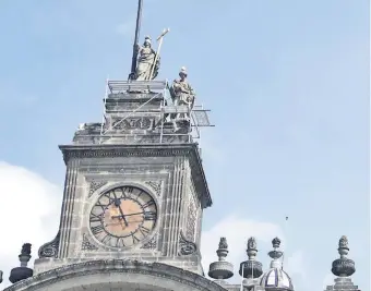  ??  ?? Las esculturas La Esperanza (caída), La Fe y La Caridad han permanecid­o por siglos en lo alto de la Catedral.