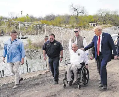  ?? Eric Gay / AP ?? Donald Trump y el gobernador de Texas, Greg Abbott, durante su visita de ayer a la frontera con México.