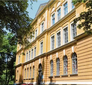  ?? Foto: Sylvio Wyszengrad ?? Der Schock an der Wittelsbac­her Grundschul­e in Augsburg war groß: Ein 21-Jähriger hat im Oktober des vergangene­n Jahres auf der Schultoile­tte ein neunjährig­es Mädchen missbrauch­t.