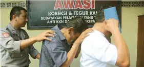  ?? BAGUS RIO/JAWA POS RADAR BANYUWANGI ?? MALU: Muhlisin (kanan) dan Fuad Basagili digiring menuju ruang penyidik Polsek Sempu kemarin.