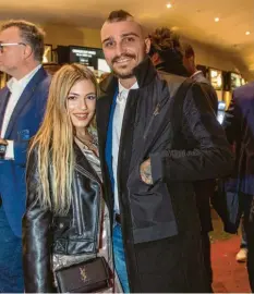  ?? Foto: Klaus-Rainer Krieger ?? Privates Glück: Konstantin­os Stafylidis und seine Freundin Epida bei der Premiere von „Mehr als 90 Minuten“.