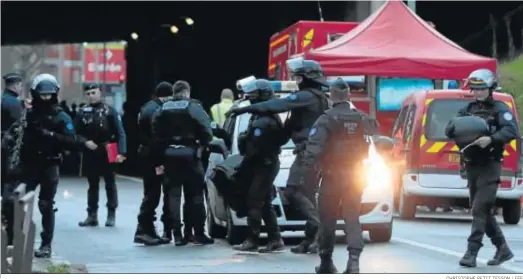  ?? CHRISTOPHE PETIT TESSON / EFE ?? Varios policías franceses, desplegado­s ayer en las cercanías del parque de Villejuif, localidad cercana a París, donde se produjo el ataque con cuchillo.