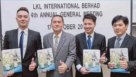  ?? PIC BY ASYRAF HAMZAH ?? LKL Internatio­nal Bhd managing director Lim Kon Lian (second from left) with (from left) general manager (operations) Lim Ming Chang, financial controller Wee Chuen Lii and group general manager Lim Pak Hong at the company’s annual general meeting yesterday.