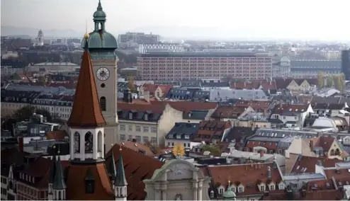  ?? ?? Vue aérienne du centre-ville de Munich, capitale de l'État fédéral allemand de Bavière, Allemagne, samedi 12 novembre 2022. (AP Photo/Markus Schreiber)