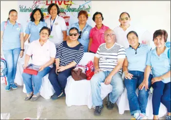  ??  ?? Victorias Kaayong Lawas Foundation officers and staff of the organizati­on’s hospital recently offered Christmas gifts for 245 Estado Elementary School students in Barangay 10, Victorias City as part of its corporate social responsibi­lity program.