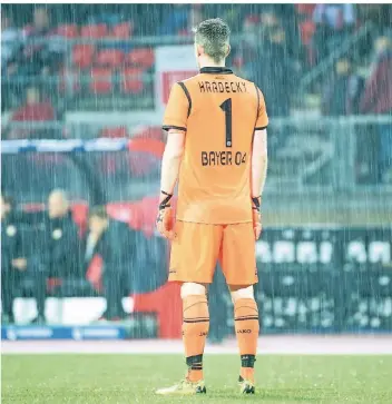  ?? FOTO: IMAGO ?? Ein Finne steht im Regen: Bayer-Keeper Lukas Hradecky.