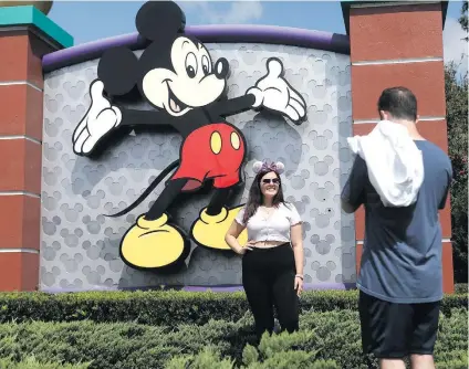  ?? OCTAVIO JONES/GETTY IMAGES/AFP ?? Parques em risco. Turistas na Disney: reabertura em meio a recorde diários de novos de coronavíru­s na Flórida