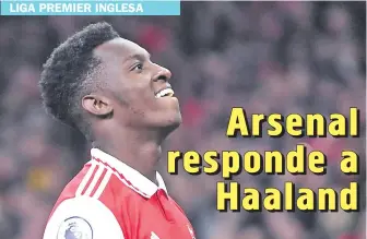  ?? ?? Eddie Nketiah celebra el primero de los dos goles que anotó ayer ante Manchester United.