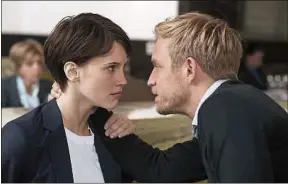  ??  ?? Chloé (Marine Vacth) sort avec son thérapeute (Jérémie Renier).