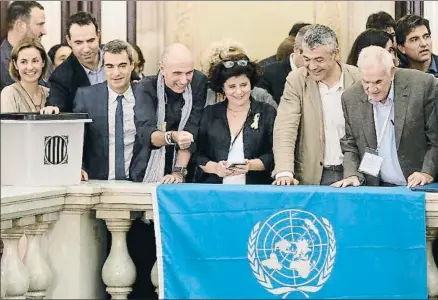  ?? ANDREU DALMAU / EFE ?? Una urna del 1-O y una bandera de la ONU, en la celebració­n independen­tista en la escalinata del Parlament