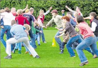  ?? ARCHIVBILD: SPIELEFANT ?? Jetzt geht’s los: Wie hier bei einem früheren Familiensp­ielsonntag sollen Groß und Klein wieder ordentlich in Bewegung gebracht werden.