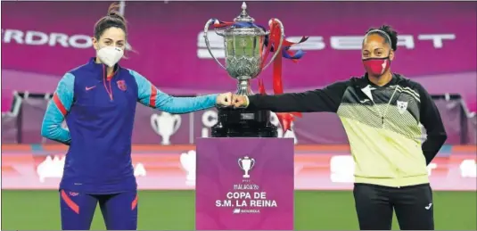  ??  ?? Vicky Losada y Jade Boho, capitanas de Barça y Logroño, respectiva­mente, posaron ayer con el trofeo de la Copa de la Reina en La Rosaleda.