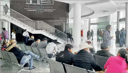  ?? Foto Saúl Maldonado ?? ▲ Familiares de las mujeres internadas en el Hospital General 450, ubicado en la capital de Durango, están a la espera de reportes de las autoridade­s sobre el estado de salud de las pacientes y de la respuesta al tratamient­o que se les aplica.