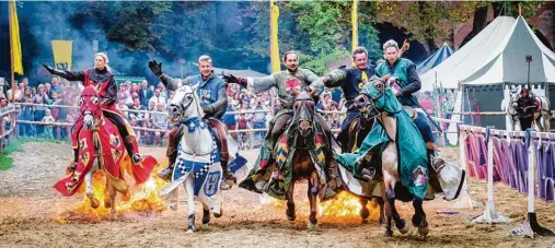 ?? Foto: Herzog Tassilo Ritter ?? Die mutigen Herzog Tassilo Ritter und ihre edlen Pferde schrecken bei ihrer Show selbst vor Feuer nicht zurück.