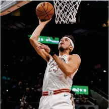  ?? Sam Owens/Staff photograph­er ?? Spurs forward Zach Collins goes up for a shot against Friday in San Antonio’s 129-115 win against the Lakers.