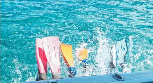  ?? Picture: EMMA HILL, YEAR 9 ?? Making a big splash on the Great Barrier Reef.