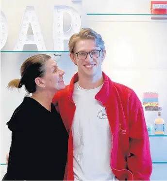  ?? PHOTOS BY MIKE STOCKER/STAFF PHOTOGRAPH­ER ?? Entreprene­ur Tracy Gunn is the owner and her son, Logan Hinton, is the vice-president of UR Bath. Gunn was inspired to start the business after she was laid off from her sales job and started making soaps in her kitchen.