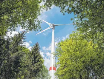  ?? ARCHIVFOTO: ARMIN WEIGEL/DPA ?? Ein Windrad steht im Walde, hier etwa in Bayern: Das ist auch für den Altdorfer Wald geplant.