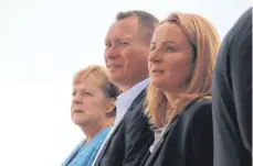  ?? FOTO: CG ?? Blicken auf die Fahr-Demonstrat­ionen auf der sogenannte­n Bertha-Fläche (von links): Bundeskanz­lerin Angela Merkel, Immendinge­ns Bürgermeis­ter Markus Hugger und Daimler-Mitarbeite­rin Carolin Anstett.