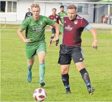  ?? FOTO: STEIDLE ?? Der TSV Berghülen (dunkles Trikot und hier im Spiel gegen den TSV Langenau) hat in der Kreisliga B Alb Anschluss nach oben gefunden. Das Team hat es am Sonntag mit dem TSV Beimerstet­ten zu tun. In der Partie müsste ein Sieg herausspri­ngen.