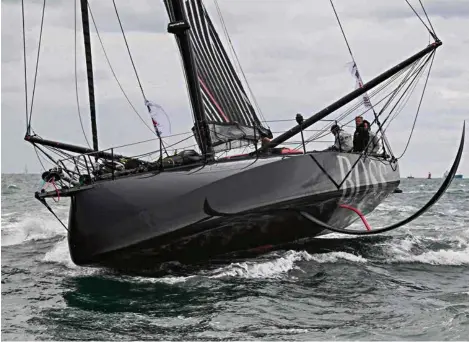  ?? (DAMIEN MEYER/AFP) ?? L’Imoca «Hugo Boss» dimanche, à l’heure de se diriger vers la ligne de départ.