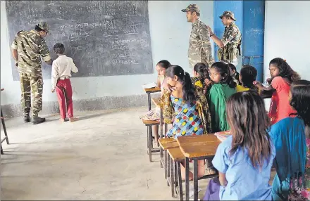  ?? AP DUBE/HT PHOTO ?? CRPF jawans interact with children at a school in Barha in Chakarband­ha, a Maoistdomi­nated area in Gaya, Bihar.