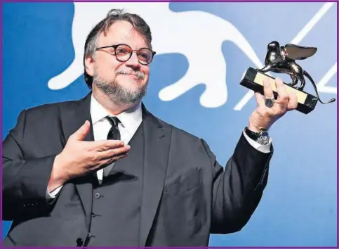  ??  ?? El director mexicano Guillermo del Toro con el León de Oro que obtuvo ayer en el Festival Internacio­nal de Cine