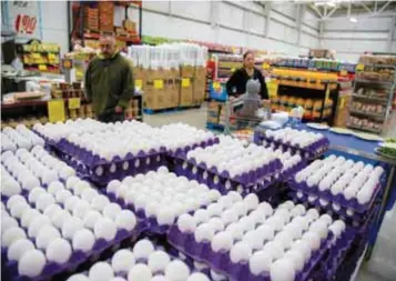  ?? | CUARTOSCUR­O ?? Desde el año pasado, diversos productore­s revelaron un nuevo brote de gripe aviar y en las granjas de Jalisco, la cual es la responsabl­e del encarecimi­ento del huevo.