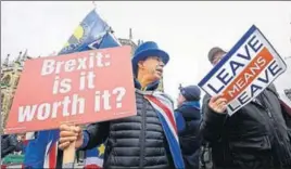  ?? REUTERS ?? Pro and anti-Brexit protesters argue opposite the Houses of Parliament in London on Monday.