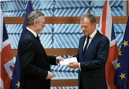  ?? União Europeia/Xinhua ?? Embaixador do Reino Unido na UE, Tim Barrow (à esq.), entrega carta do ‘brexit’ ao chefe do Conselho Europeu, Donald Tusk