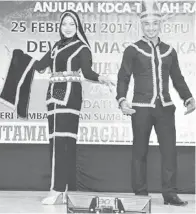  ??  ?? ANTARA pasangan yang memperagak­an pakaian tradisi Kadazandus­un.