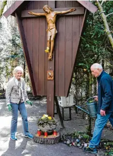  ?? Foto: Ulric Wagner ?? Karin und Werner Schnee sowie fünf weitere Helfer pflegen seit Jahren das Pater‰ Leppich‰Kreuz hinter dem Zoo im Siebentisc­hwald.