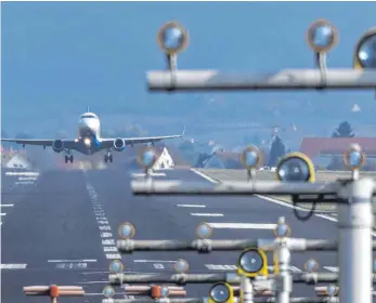  ?? FOTO: DPA ?? Der Flughafen Friedrichs­hafen kommt aus den roten Zahlen nicht heraus.