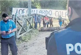  ?? POLICÍA RIO NEGRO ?? Tensión. Policías en un acceso al campo ocupado.