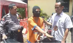  ?? EDI SUDRAJAT/JAWA POS ?? TIPU-TIPU: Dwi Ribut Yulianto diamankan anggota Polsek Sidoarjo Kota bersama barang bukti sepeda motor.