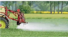  ?? FOTO: PLEUL/DPA ?? Ein Landwirt fährt mit einer Dünger- und Pestizidsp­ritze über ein Feld. Der Einsatz von Pflanzensc­hutzmittel­n wird vorerst nicht eingeschrä­nkt.