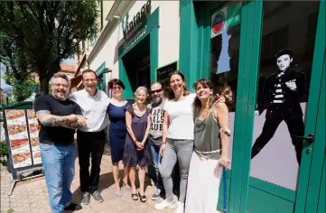  ??  ?? Anthony, Samantha, Françoise, Olivier, Noémie et Valérie font vivre le groupe «Tu sais que tu as vécu à Menton quand… ». Le restaurant Le Vintage – géré par Luca, à gauche – est peu à peu devenu leur QG.