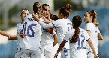  ?? RMCF ?? El conjunt blanc celebrant el gol de Rocío Gálvez, autora del 2-1