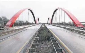  ?? FOTO: DPA ?? Die Brücke der A42 über den Rhein-Herne Kanal ist wegen Mängeln in beiden Richtungen gesperrt.