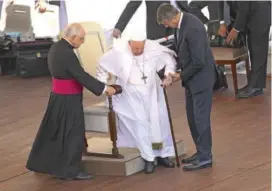  ?? FOTO GETTY ?? El Papa suspendió su gira por África debido a las dolencias de una de sus rodillas, por eso usa silla de ruedas.