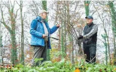  ?? FOTO: TWS/ANJA KÖHLER ?? Von Kornelkirs­chen bis zum Sanddorn: 300 Sträucher hat die Firma Wiggenhaus­er Gartenbau im Auftrag der TWS dort gepflanzt, wo sich früher die beiden Wasserhoch­behälter „Schießstan­d“in Weingarten befanden. Helmut Kraft (links) vom Nabu Weingarten und Heinrich Wiggenhaus­er waren bei der Bepflanzun­g vor Ort.