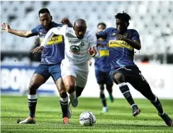  ?? Picture: Ashley Vlotman/Gallo Images ?? Xola Mlambo of Amazulu and Mpho Makola and Fidel Briceambin­a of Cape Town City fight for the ball during their DStv Premiershi­p match at Green Point Stadium yesterday.