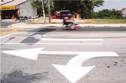  ?? [FOTO ADZLAN SIDEK/BH] ?? Jalan Permai-jalan Sungai Ujong, berhampira­n Taman Permai Fasa II, ditutup akibat cerun runtuh kini dibuka semula.