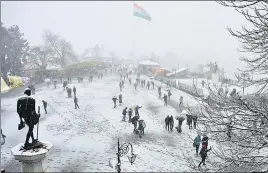  ?? DEEPAK SANSTA/HT ?? Tourists and locals enjoying the season’s first snowfall on the Ridge in Shimla on Tuesday.