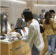  ?? The Yomiuri Shimbun ?? Foreign visitors go through duty-free procedures after shopping at Matsuya Ginza in Chuo Ward, Tokyo, on Oct. 31.